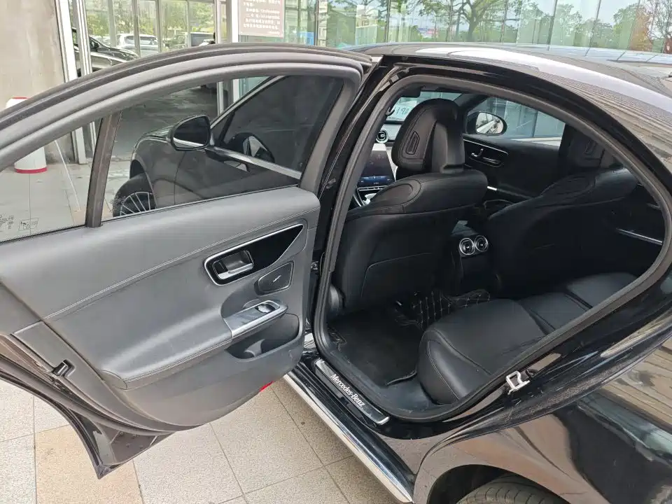 Mercedes-Benz C-Class 2023 — фото 9