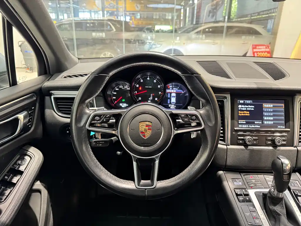Porsche Macan 2015 — фото 18
