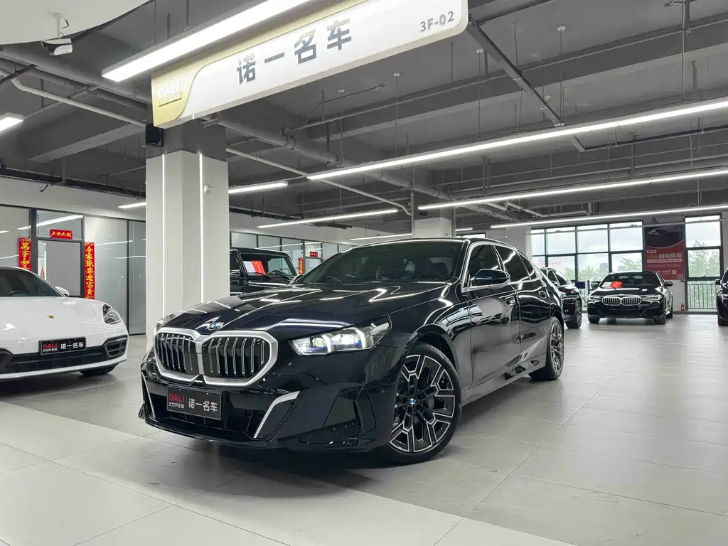 BMW 5 Series 2025 — фото 1