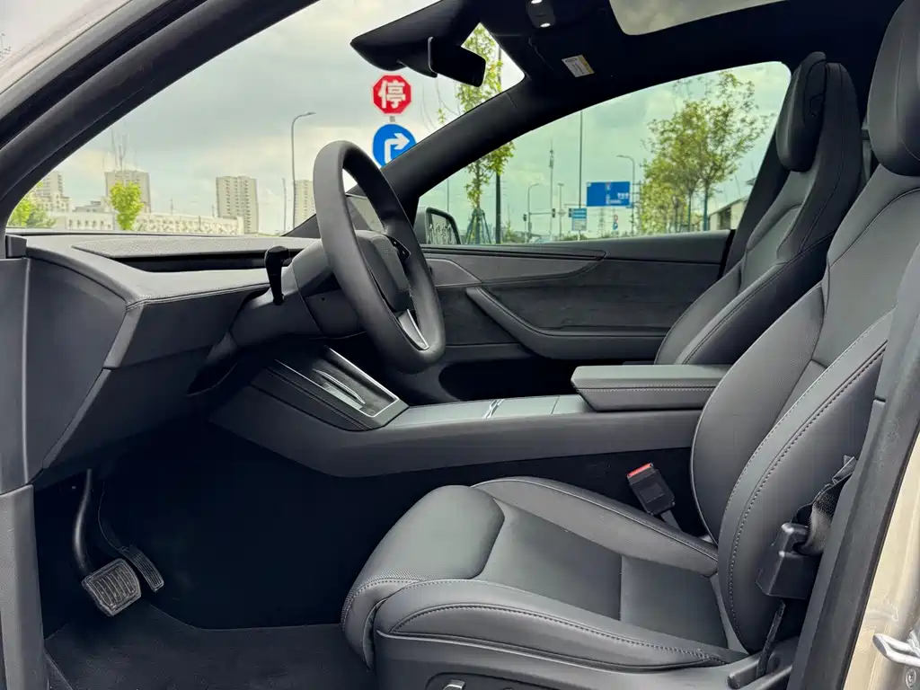 Tesla Model Y L 2025 — фото 3