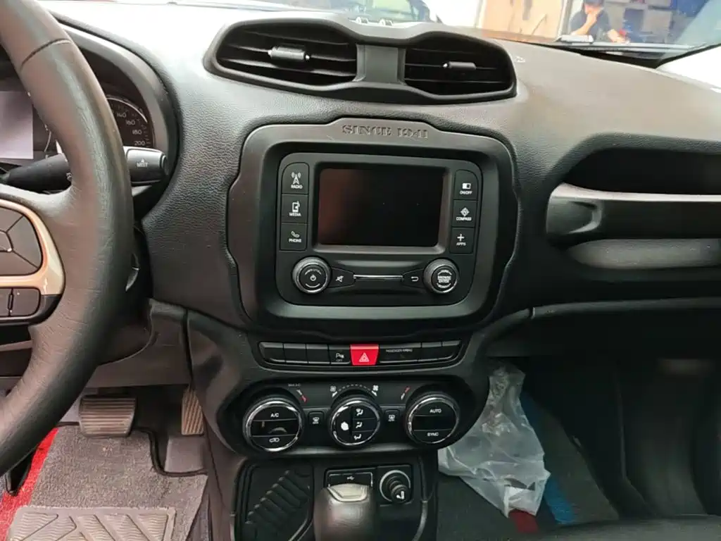 Jeep Renegade 2018 — фото 13