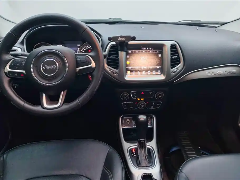 Jeep Compass 2018 — фото 12