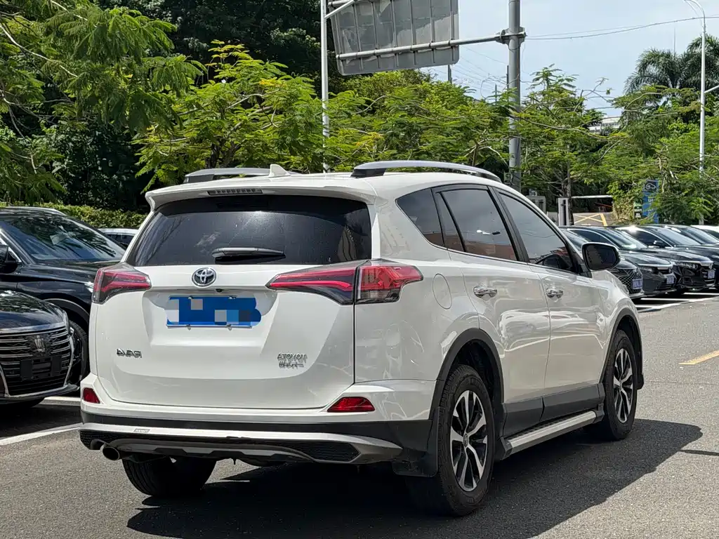 Toyota RAV4 2018 — фото 5