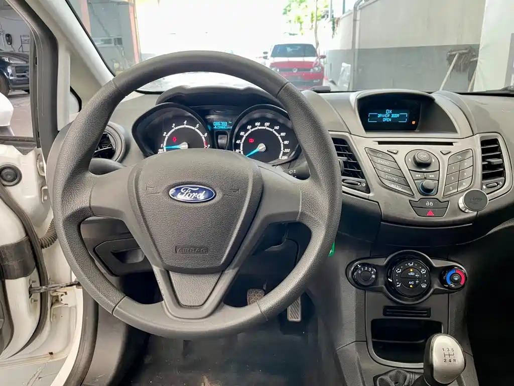 Ford Fiesta 2014 — фото 12