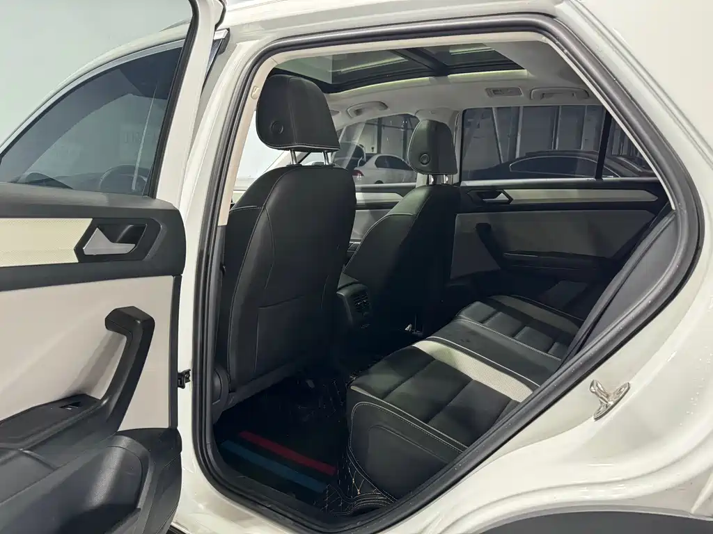 Volkswagen T-Roc 2023 — фото 9