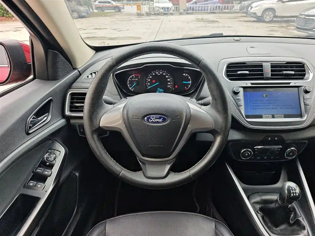 Ford Escort 2017 — фото 11