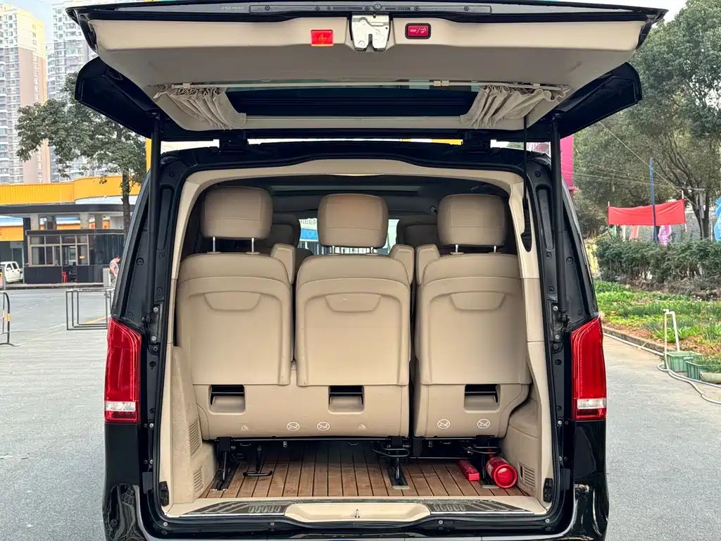 Mercedes-Benz V-Class 2023 — фото 15