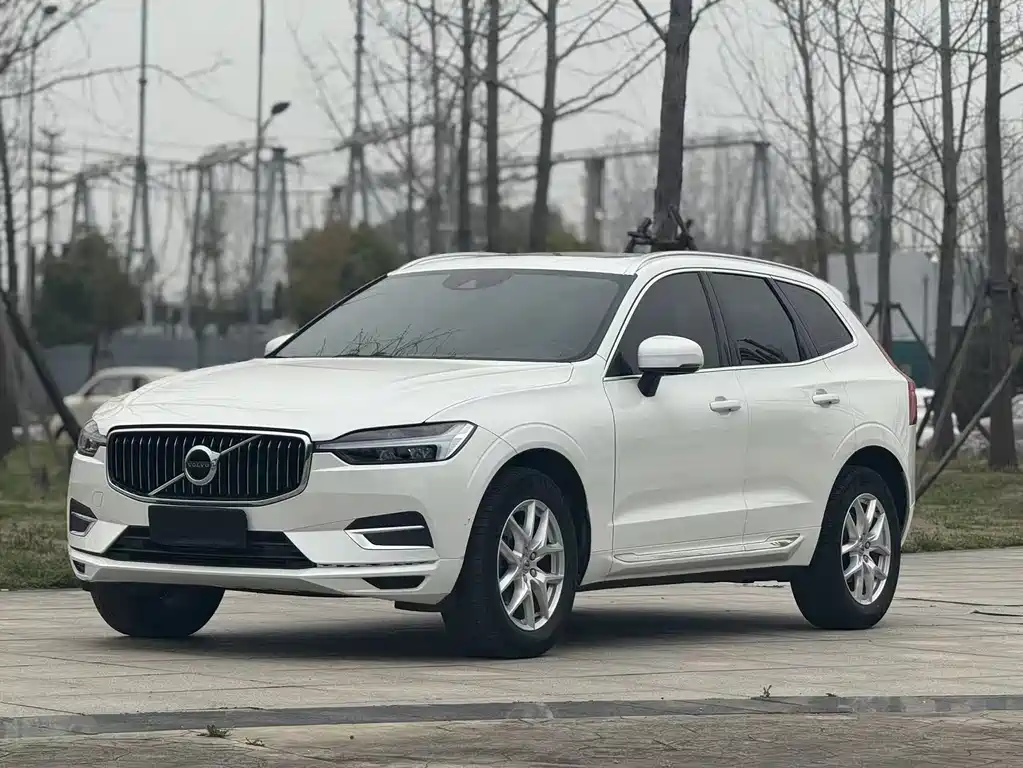 Volvo XC60 2021 — фото 1