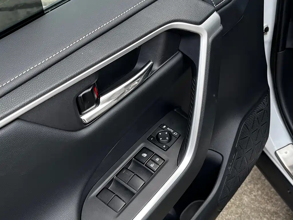 Toyota RAV4 2023 — фото 16