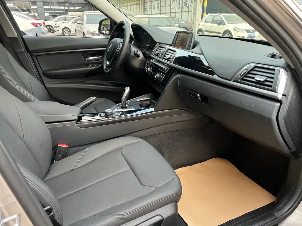 BMW 3 Series 2017 — фото 14