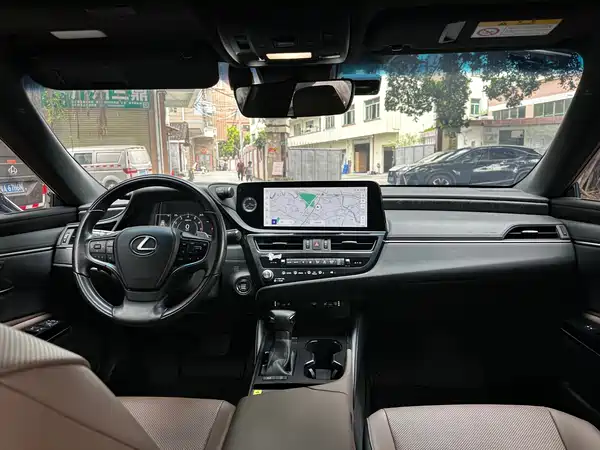 Lexus ES 2022