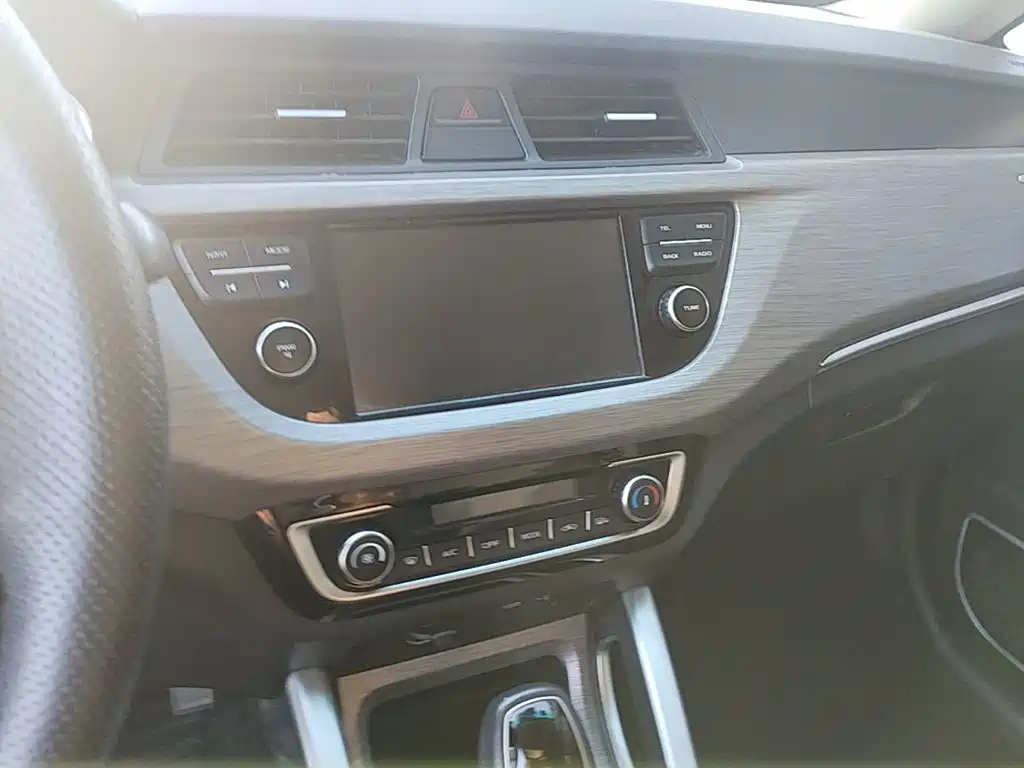 Geely Vision X3 2018 — фото 13
