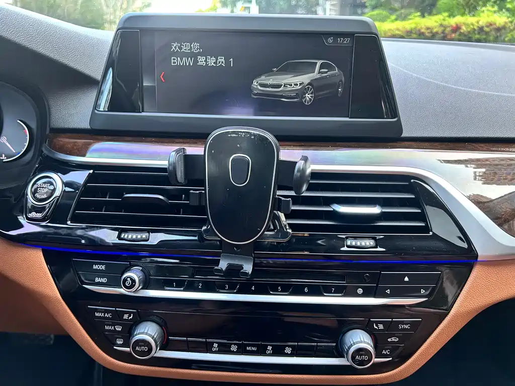 BMW 5 Series 2017 — фото 16