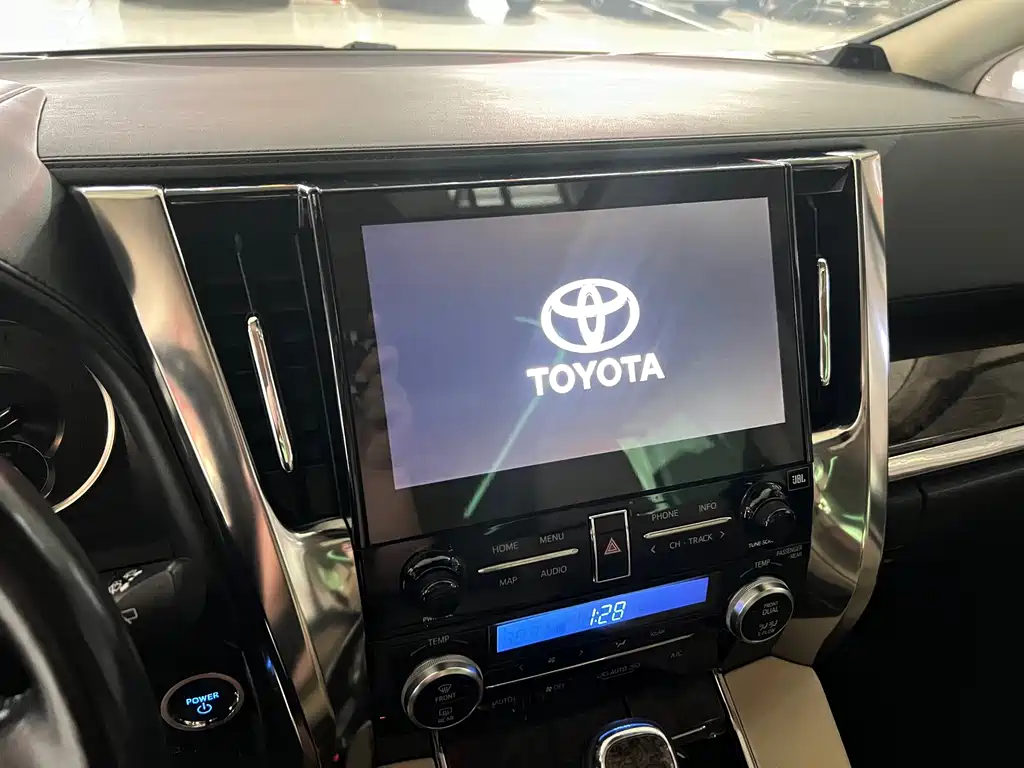 Toyota Vellfire 2020 — фото 11
