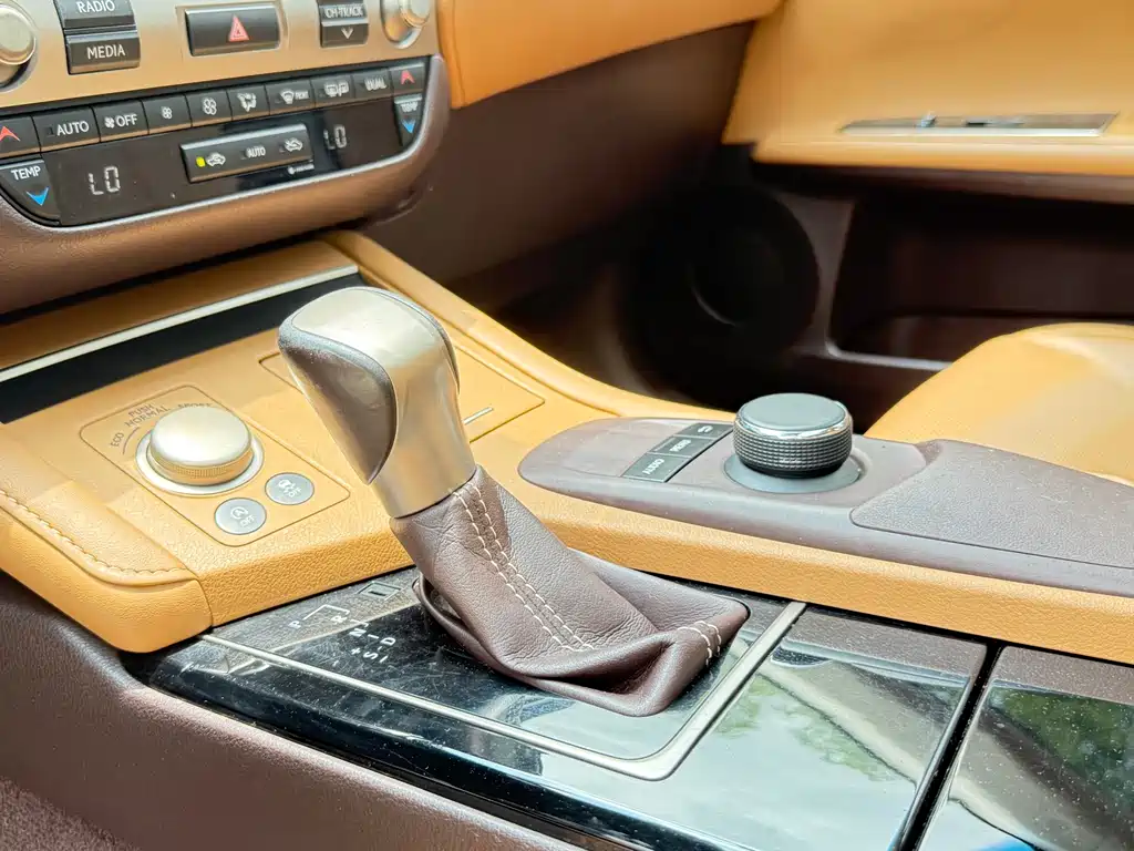Lexus ES 2016 — фото 14