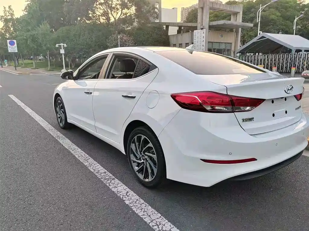 Hyundai Elantra 2020 — фото 8