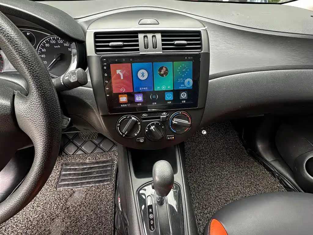 Nissan Tiida 2015 — фото 12