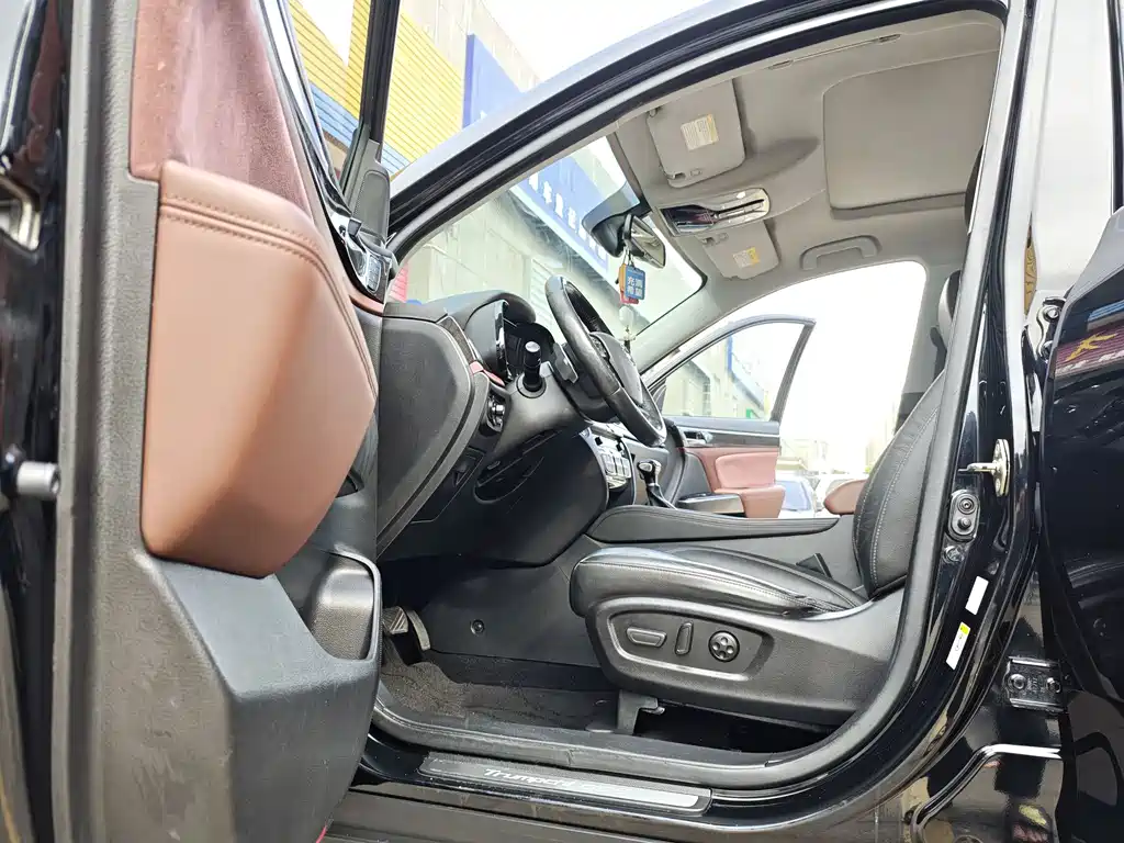 GAC Trumpchi GS8 2018 — фото 15