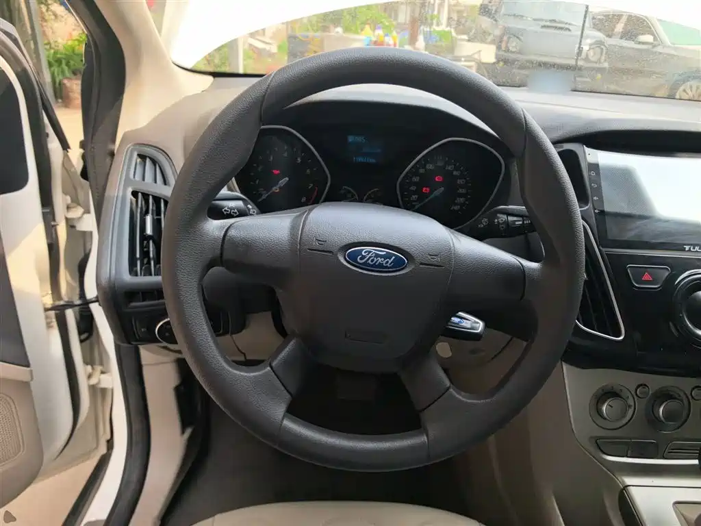 Ford Focus 2014 — фото 11