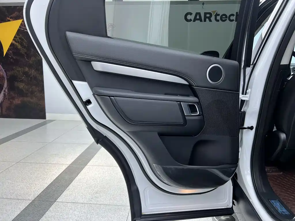 Land Rover Discovery 2023 — фото 12