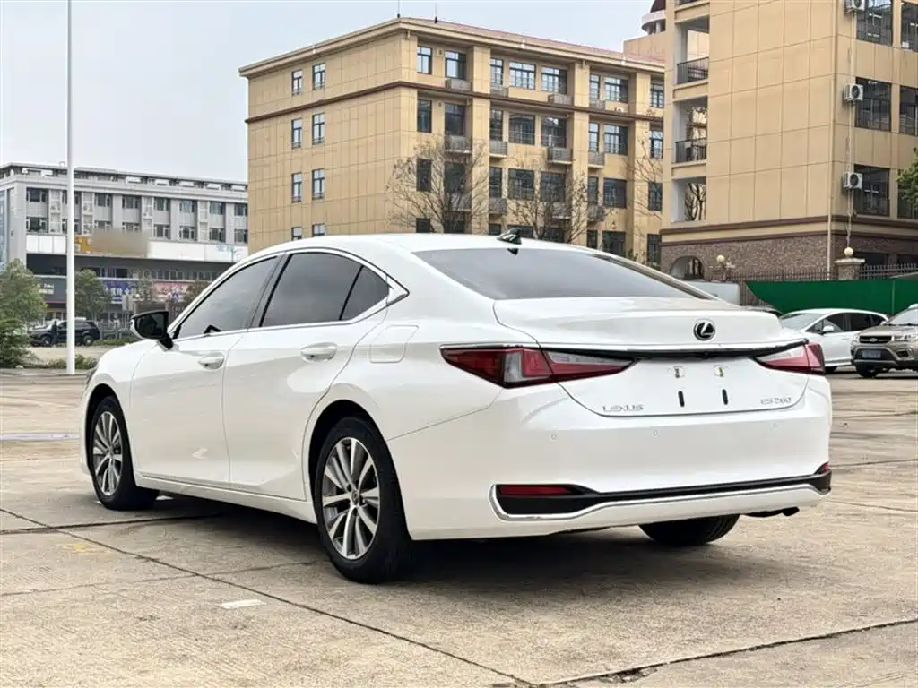 Lexus ES 2020 — фото 21