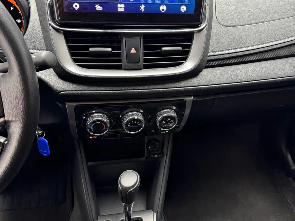 Toyota Yaris L 2023 — фото 18