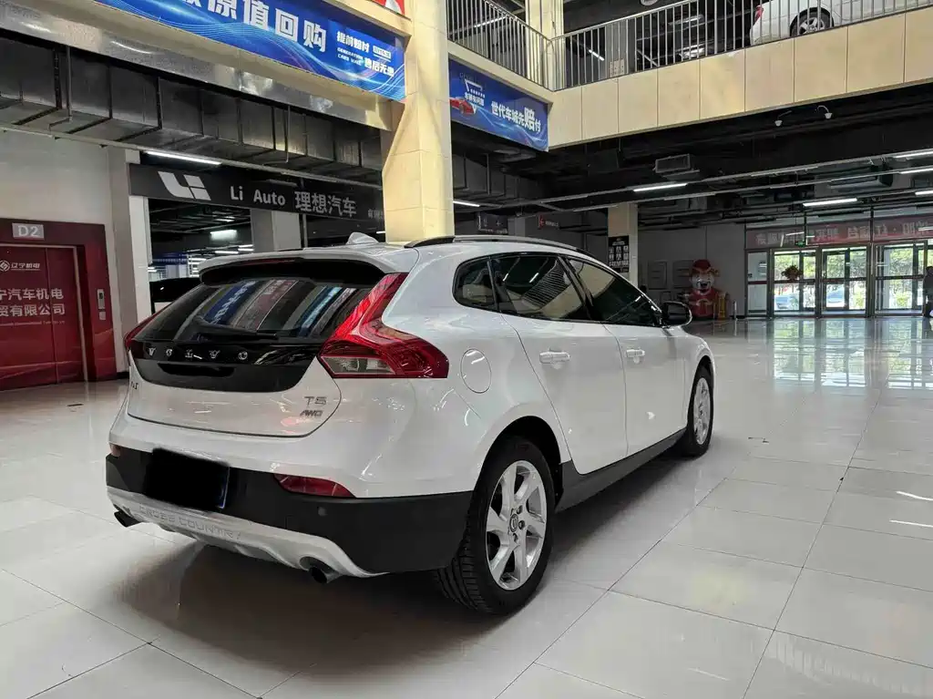 Volvo V40 2015 — фото 7