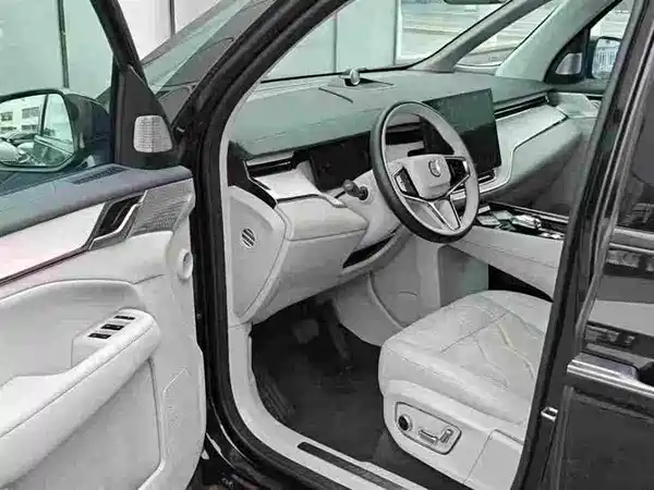 Volvo EM90 2024