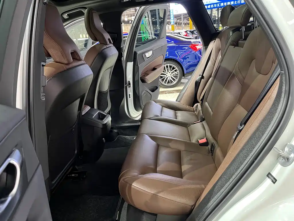 Volvo XC60 2023 — фото 10