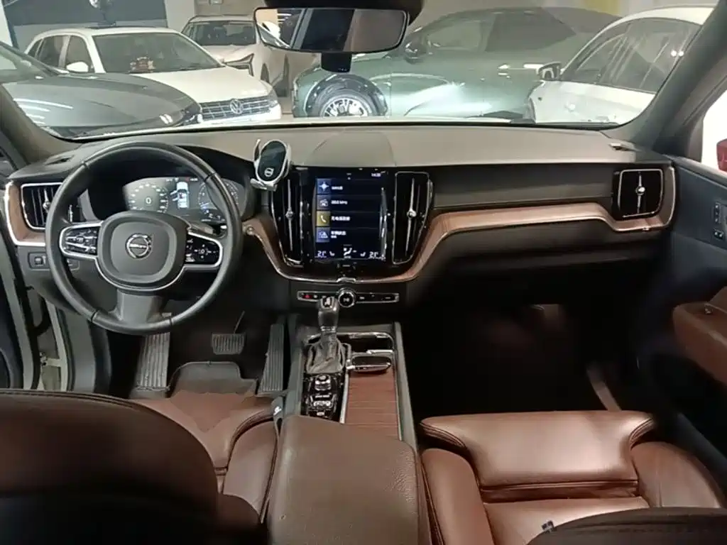 Volvo XC60 2021 — фото 10