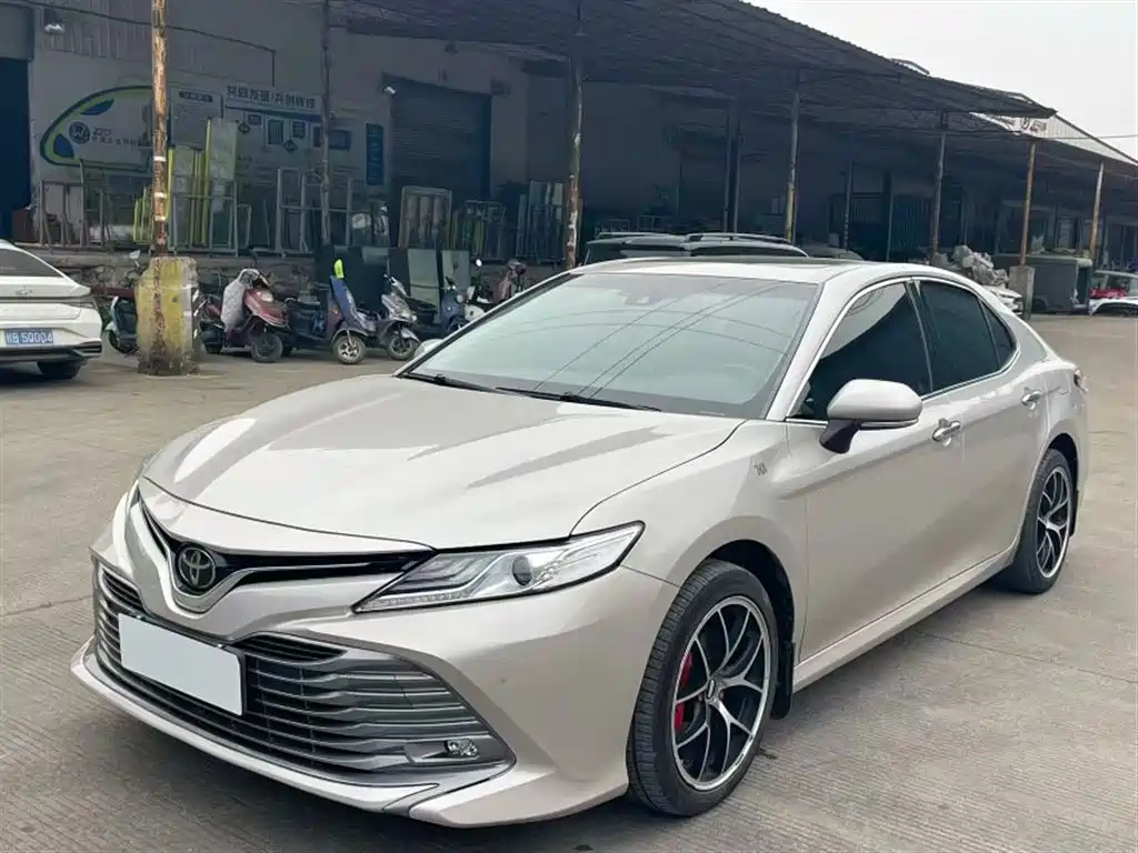 Toyota Camry 2019 — фото 2