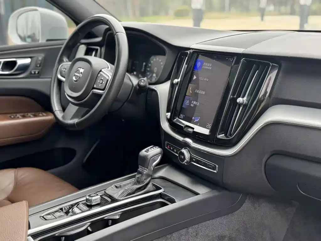 Volvo XC60 2021 — фото 15