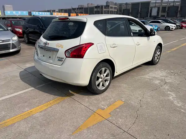 Nissan Tiida 2015