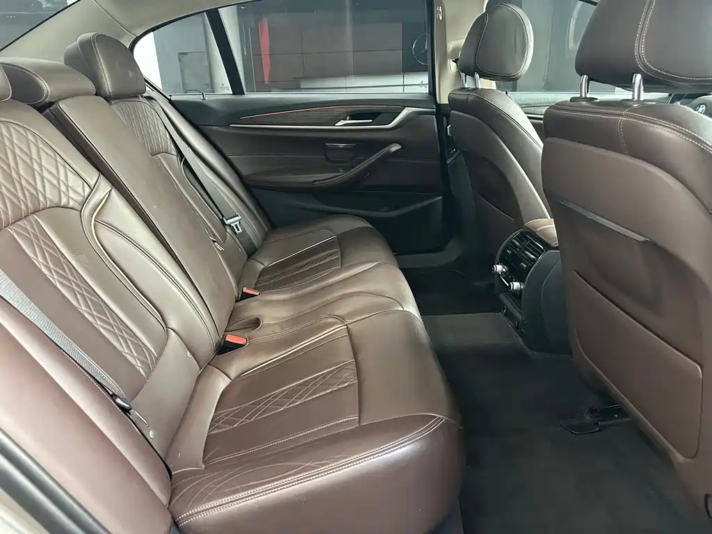 BMW 5 Series 2019 — фото 15