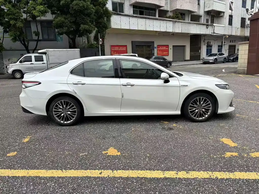 Toyota Camry 2018 — фото 4