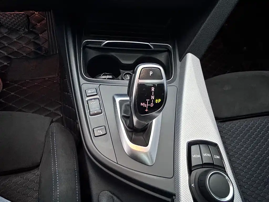 BMW 3 Series 2018 — фото 16