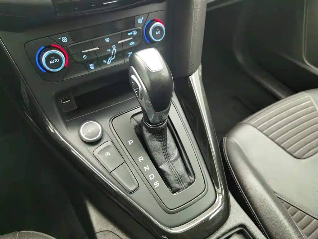 Ford Focus 2018 — фото 13