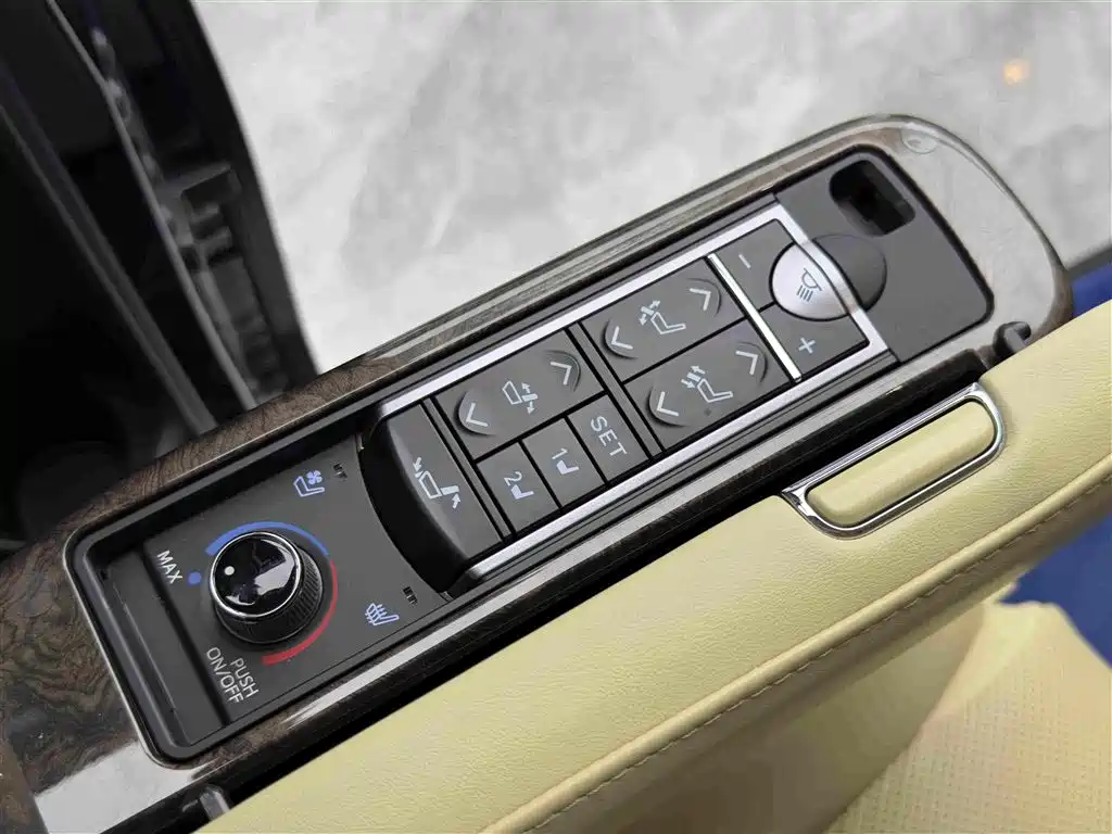 Toyota Vellfire 2022 — фото 14