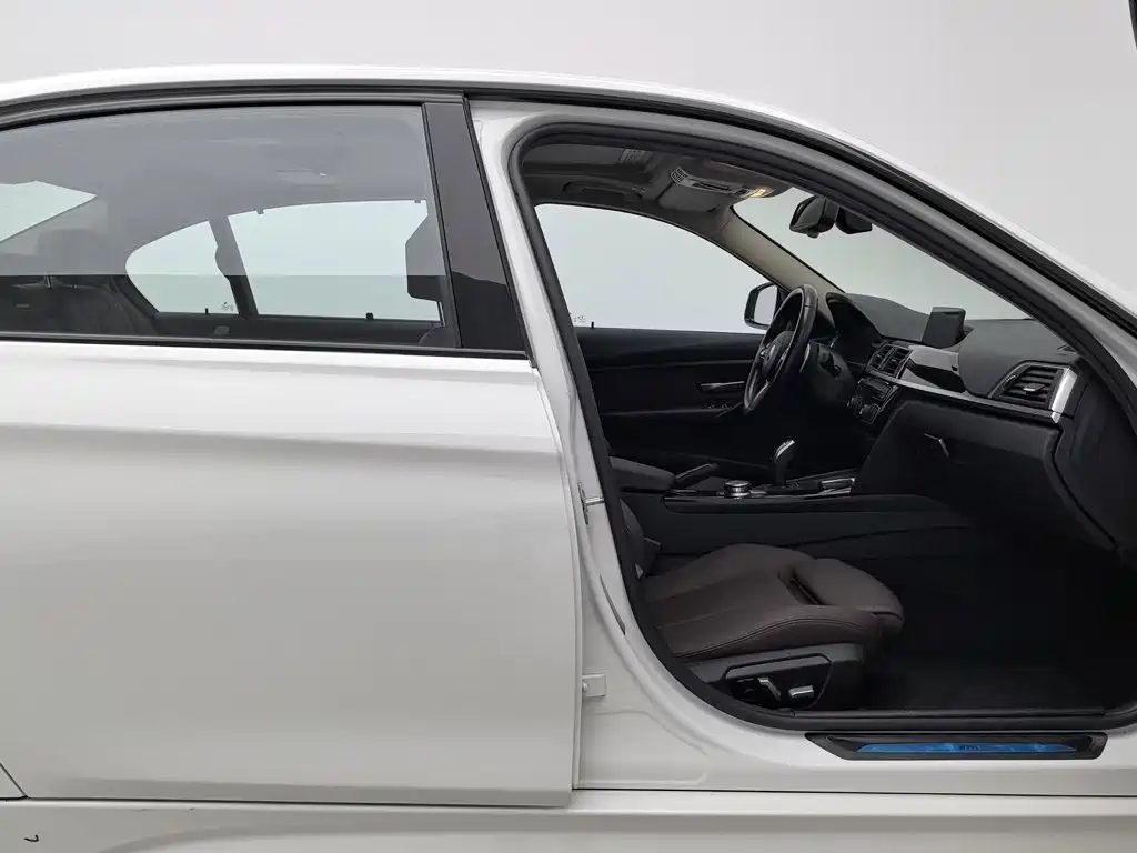 BMW 3 Series 2018 — фото 23