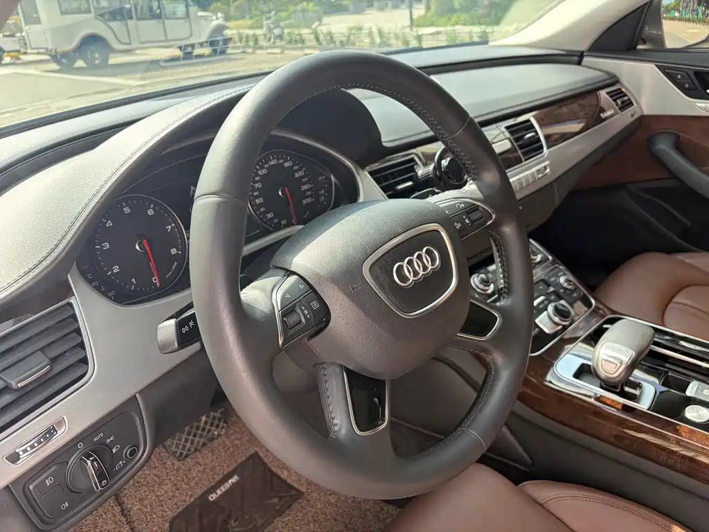 Audi A8 2014 — фото 12