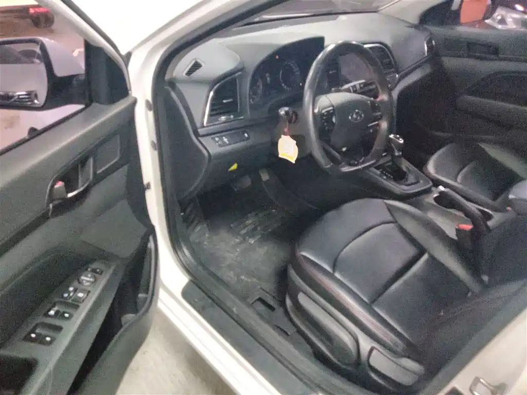 Hyundai Elantra 2018 — фото 12