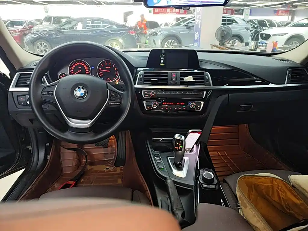BMW 3 Series 2018 — фото 10
