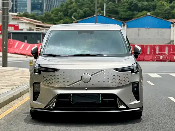 Volvo EM90 2026