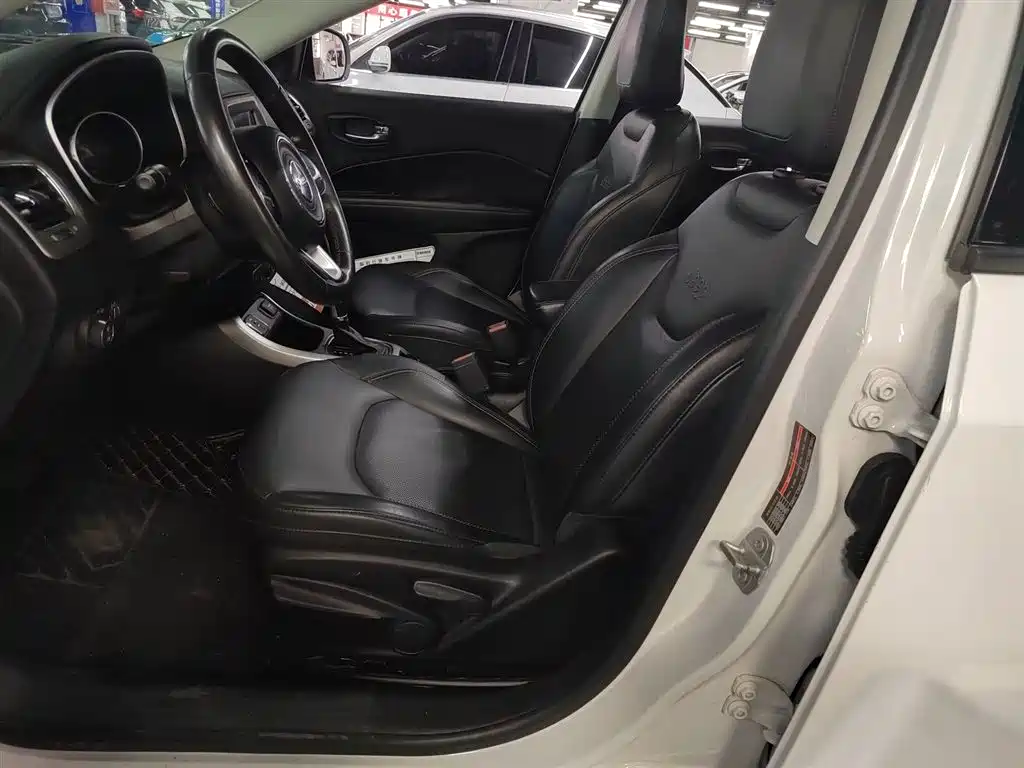 Jeep Compass 2018 — фото 11