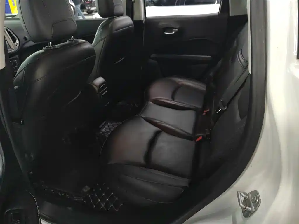 Jeep Compass 2018 — фото 13