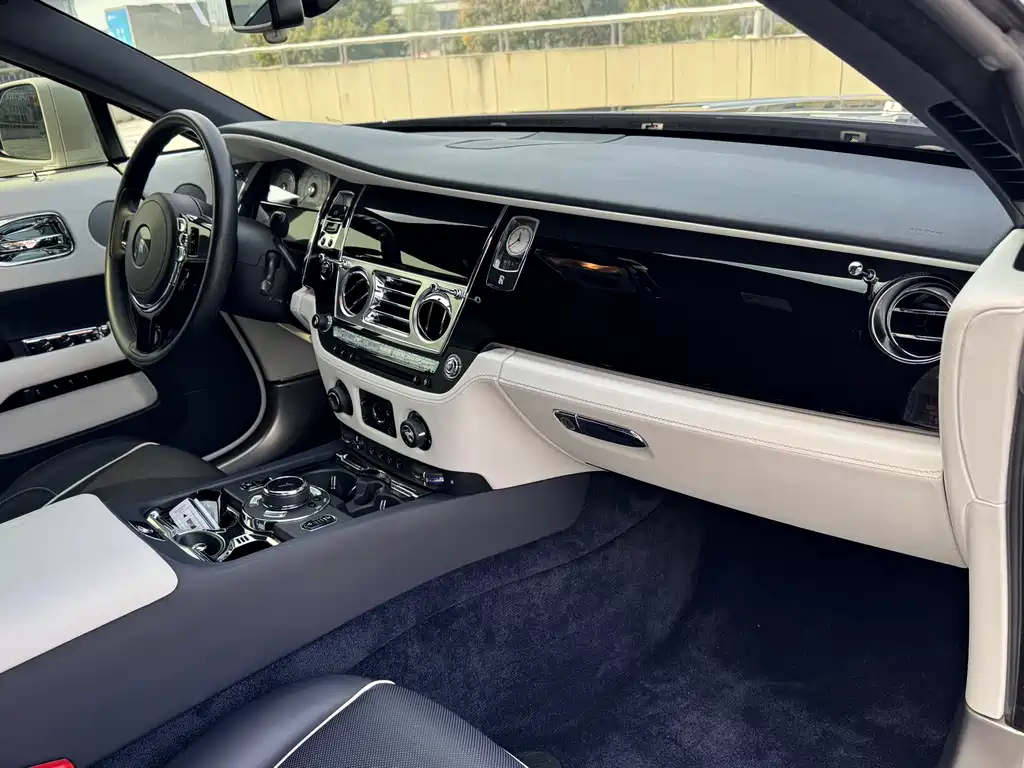 Rolls-Royce Wraith 2018 — фото 14