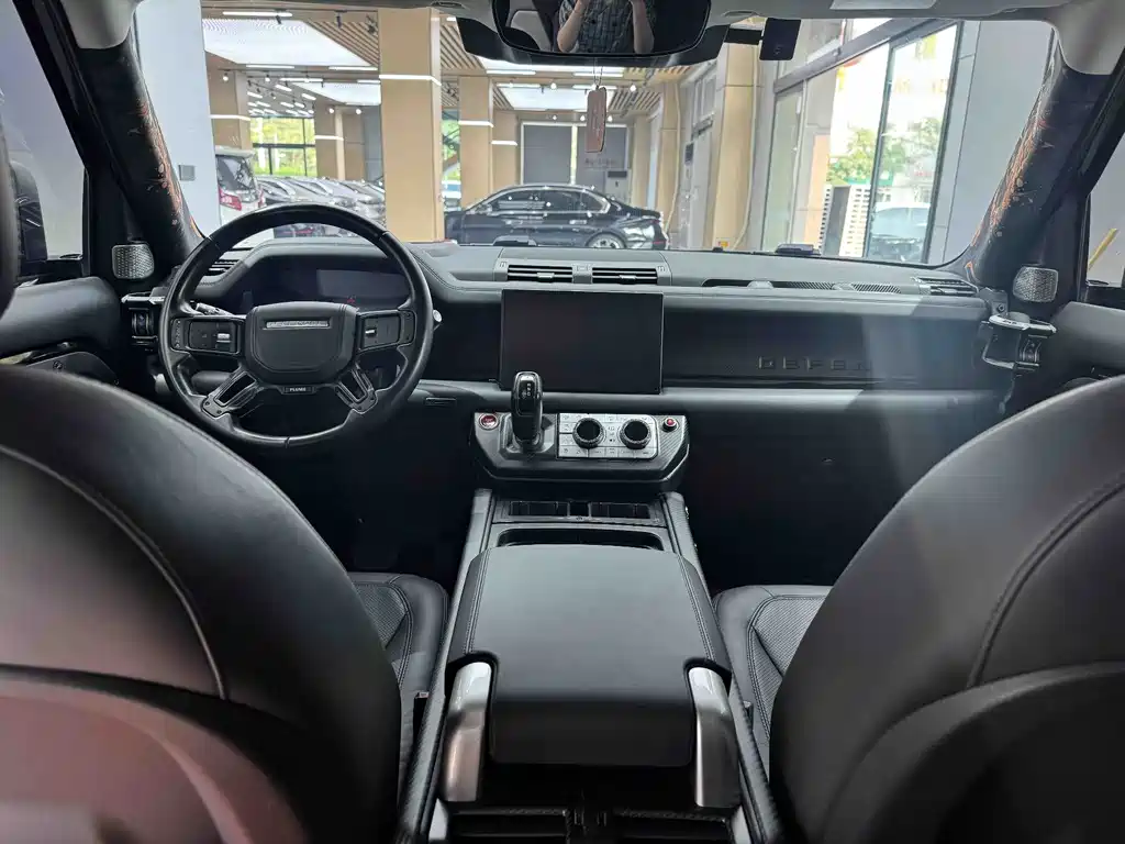 Land Rover Defender 2023 — фото 16