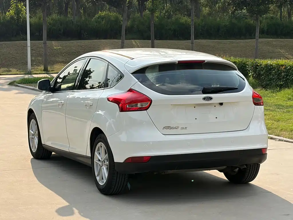 Ford Focus 2015 — фото 16