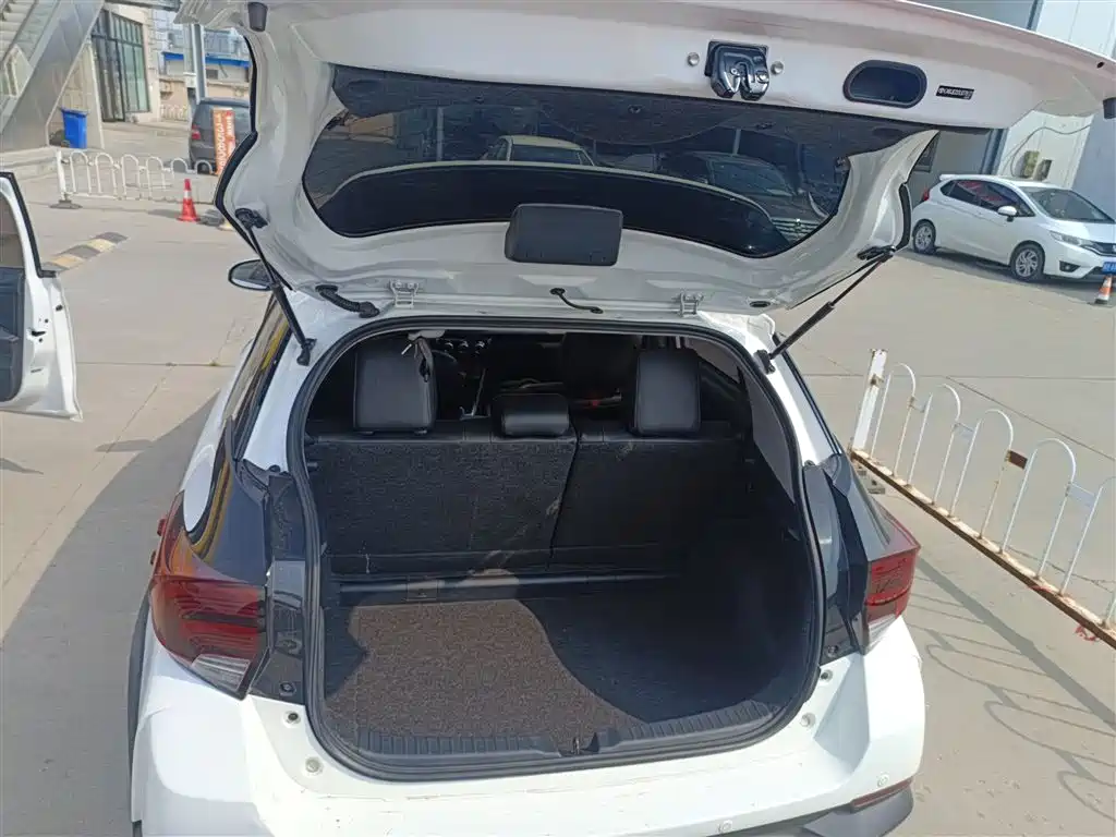 Toyota Yaris L 2020 — фото 19