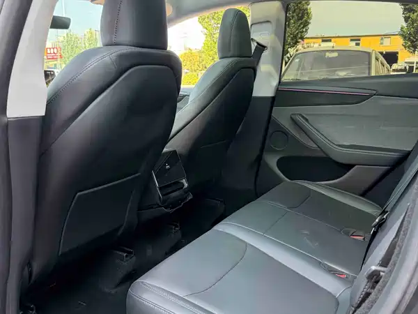 Tesla Model Y 2025
